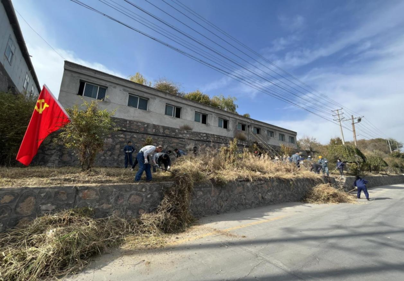 有工投黨員干部、團(tuán)員青年的耕耘那處便是公司最美麗的一角-----物產(chǎn)工投公司開展環(huán)境專項整治主題黨日、團(tuán)日活動