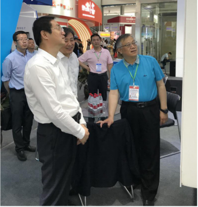 省委常委、西寧市委書記王曉蒞臨第十九屆青洽會青海物產(chǎn)展位參觀
